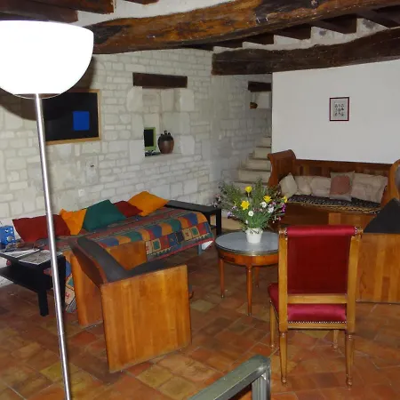 Le Manoir Des Roches לינה וארוחת בוקר