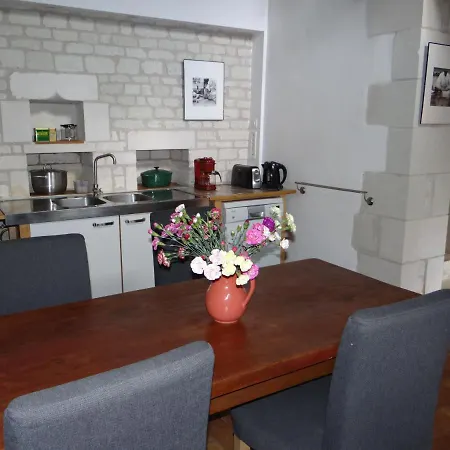 Le Manoir Des Roches לינה וארוחת בוקר