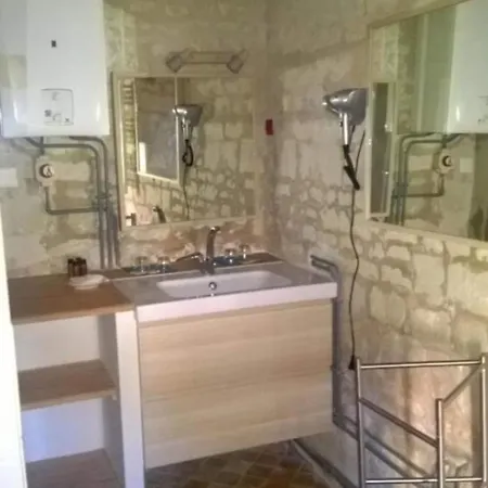 Le Manoir Des Roches לינה וארוחת בוקר